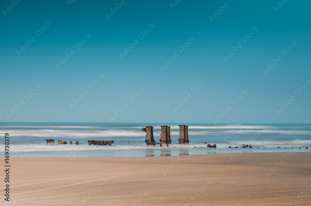Ruínas de barco naufragado na praia no Rio Grande do Sul - Brasil
