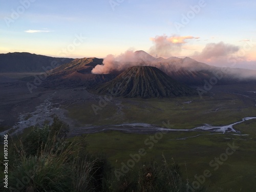 Bromo volcan Indon  sie Java lever de soleil fum  e