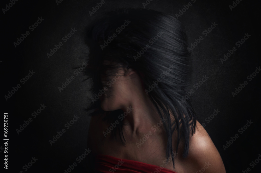mujer con miedo mujer con miedo