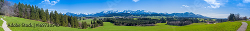 Wanderweg durch das Allgäu mit Blick auf die Alpen - hochauflösendes Panorama photo