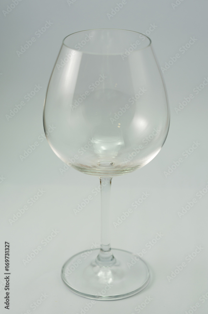 Foto de Taça de cristal para vinho vazia em fundo infinito branco do Stock  | Adobe Stock