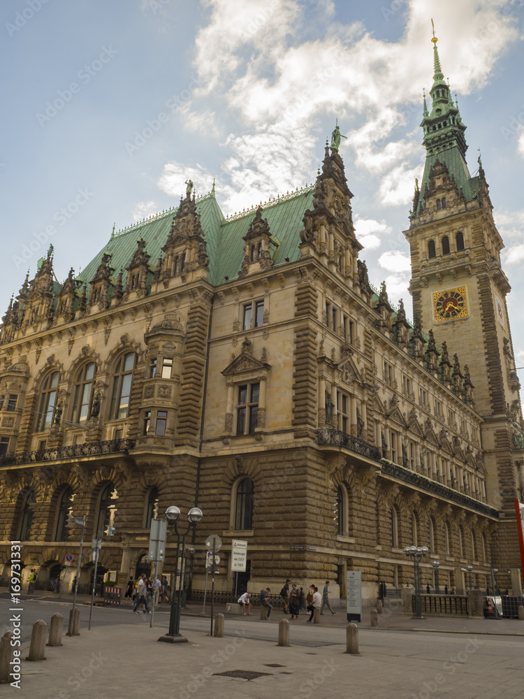 El Rathaus de Hamburgo es el ayuntamiento de la ciudad alemana. estructura de piedra arenisca, construida a finales del siglo XIX. Vacaciones en el verano de 2017