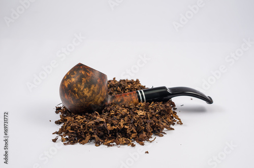 Cachimbo em cima de monte de fumo (tabaco) photo