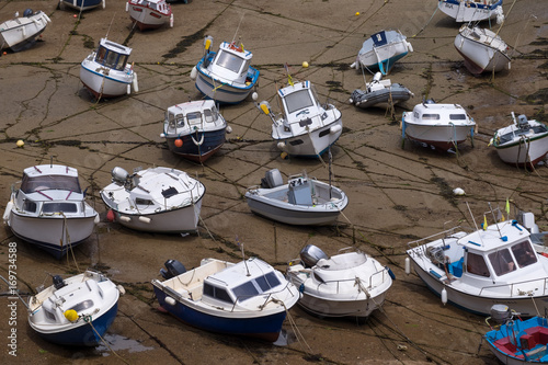 Schiffe im Hafen von La Meule bei Ebbe photo