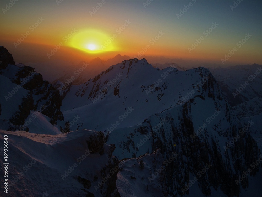 Exceptionnel coucher de soleil en montagne hivernale