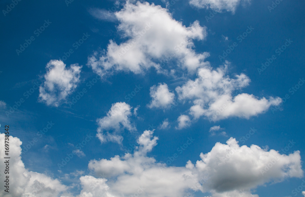 Obraz premium White fluffy clouds in the blue sky