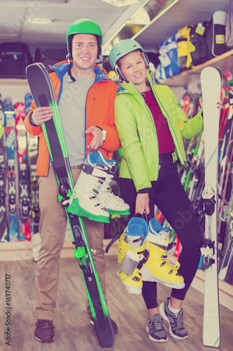  female with guy are choosing ski