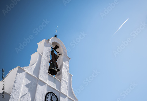 Fotografi White church and blue sky
