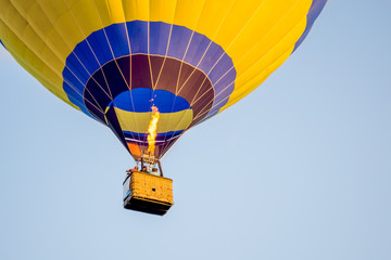 Fotobehang Luchtsport Kleurrijke heteluchtballon met vurige vlam  © andrei310