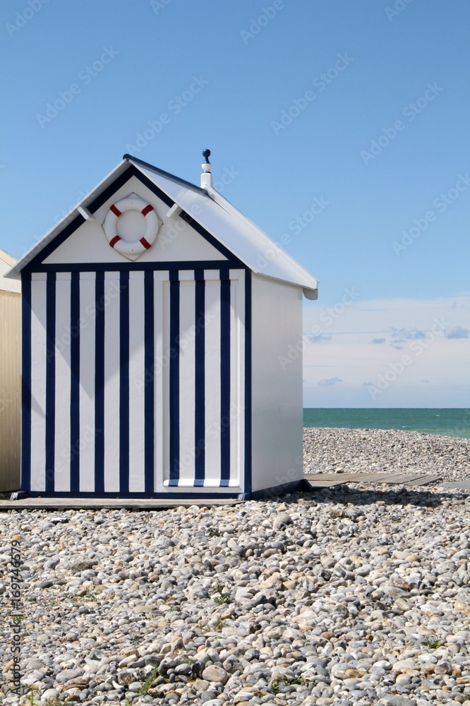 Badehaus am Steinstrand in Frankreich