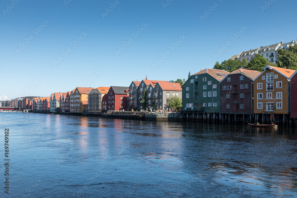Naklejka premium Berges de la Nidelva à Trondheim, Norvège