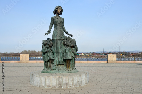 Памятник учителю в окружении детей на Нижней набережной в Иркутске