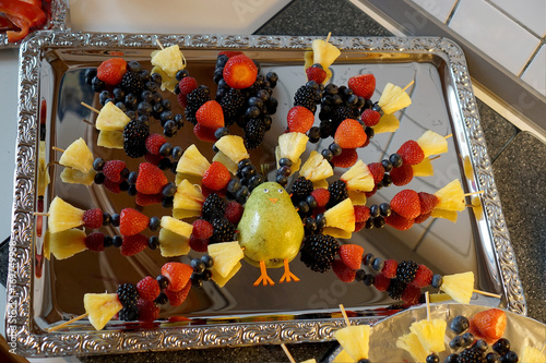 Vogel aus Birne und Obstspieß photo