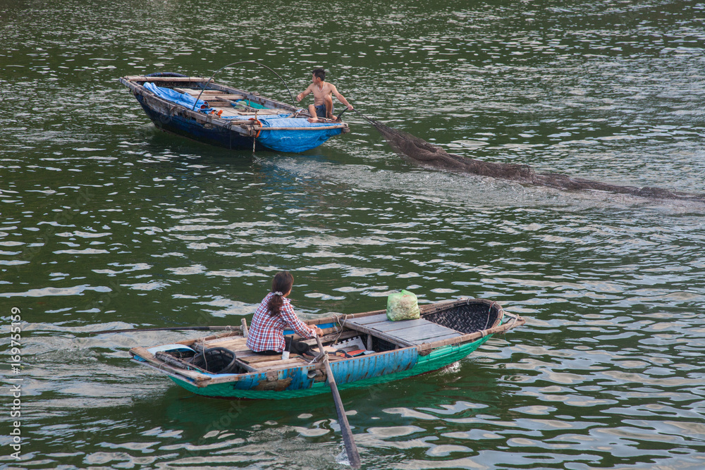 Fototapeta premium HAIPHONG, VIETNAM - AUGUST 2017: Floating village in Cat Ba islands. Cat Ba is the largest of the 366 islands, which make up the southeastern edge of Ha Long Bay in Northern Vietnam.
