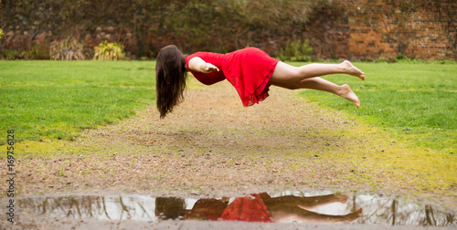 Levitating Girl 