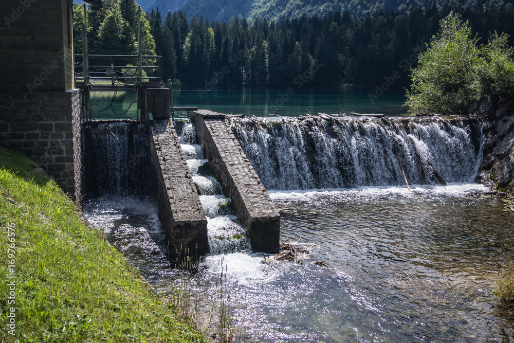 Fischtreppe bei einem Staudamm