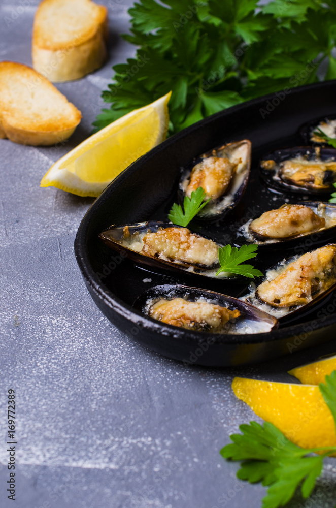 Baked mussels with cheese Baked mussels with cheese