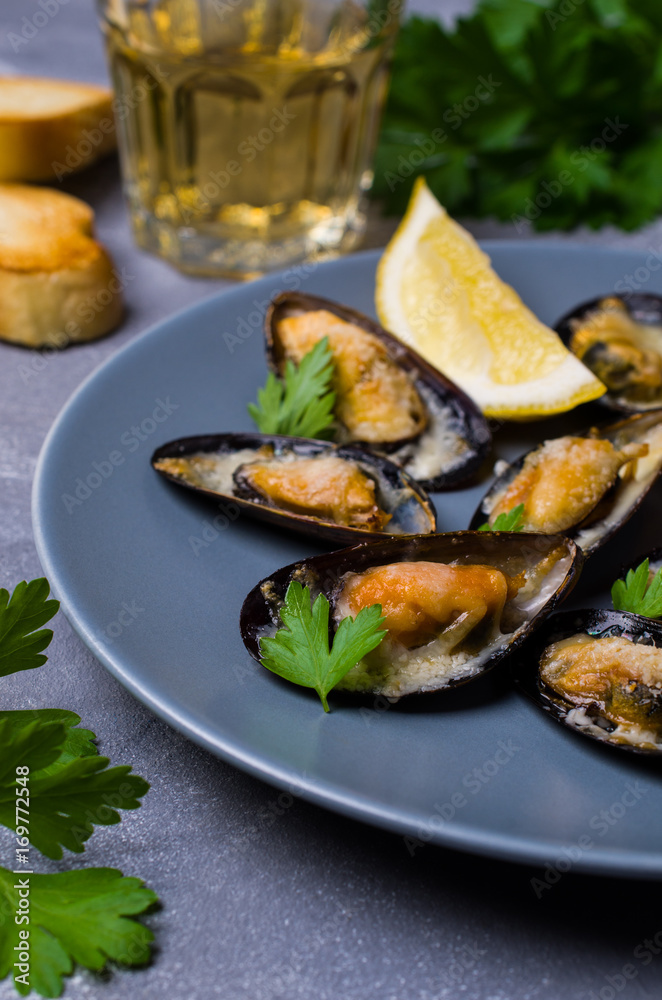 Baked mussels with cheese Baked mussels with cheese