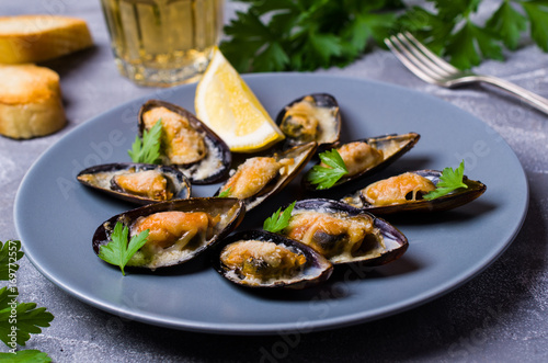 Baked mussels with cheese