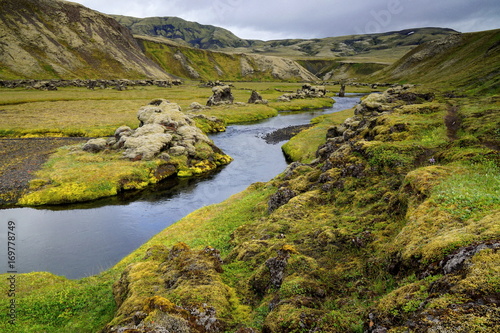 Bach und Vulkanlandschaft mit Moos in Flusstal auf Island