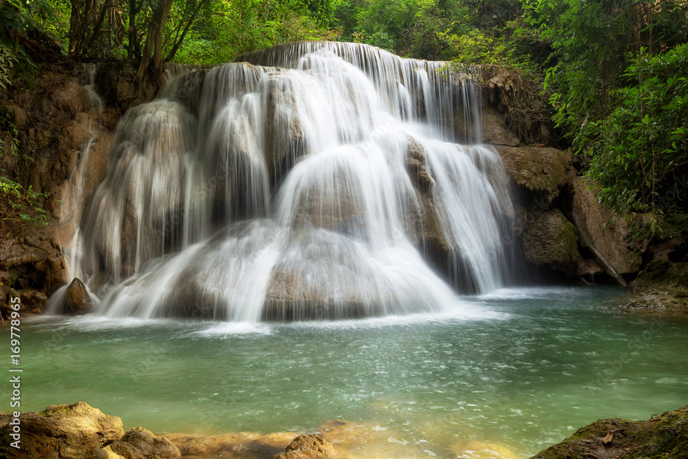 Fototapeta premium Wodospad Huai Mae Kamin w Parku Narodowym Srinakarin Dam Kanchanaburi Tajlandia.