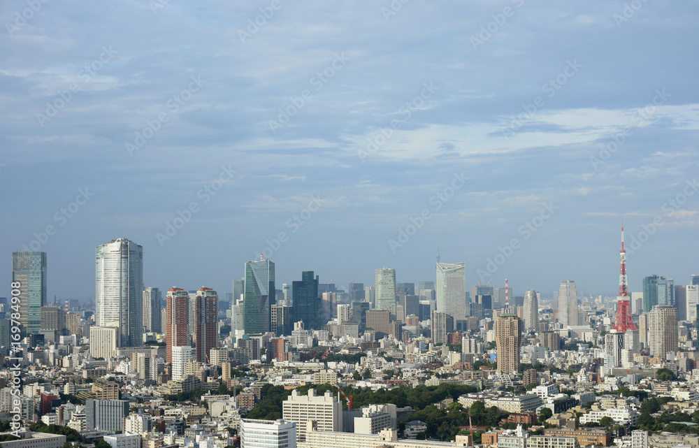 日本の東京都市景観「港区方面などを望む」〔港区方面のビル群（画面中央付近）奥には、千代田区のビル群（大手町や丸の内）、その、さらに奥付近には、東京スカイツリーなども見える〕