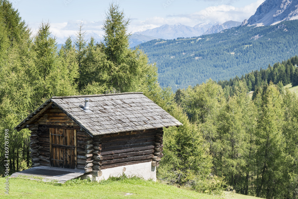 Obraz premium Old wooden house in mountain. Dolomites, Italy