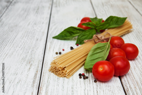 spaghetti, basil and tomatoes