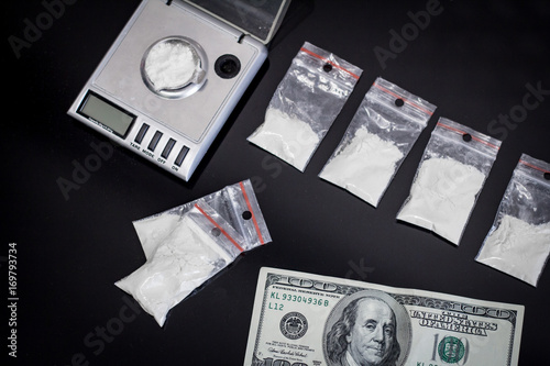 Принти на полотні scales and many cocaine on black table