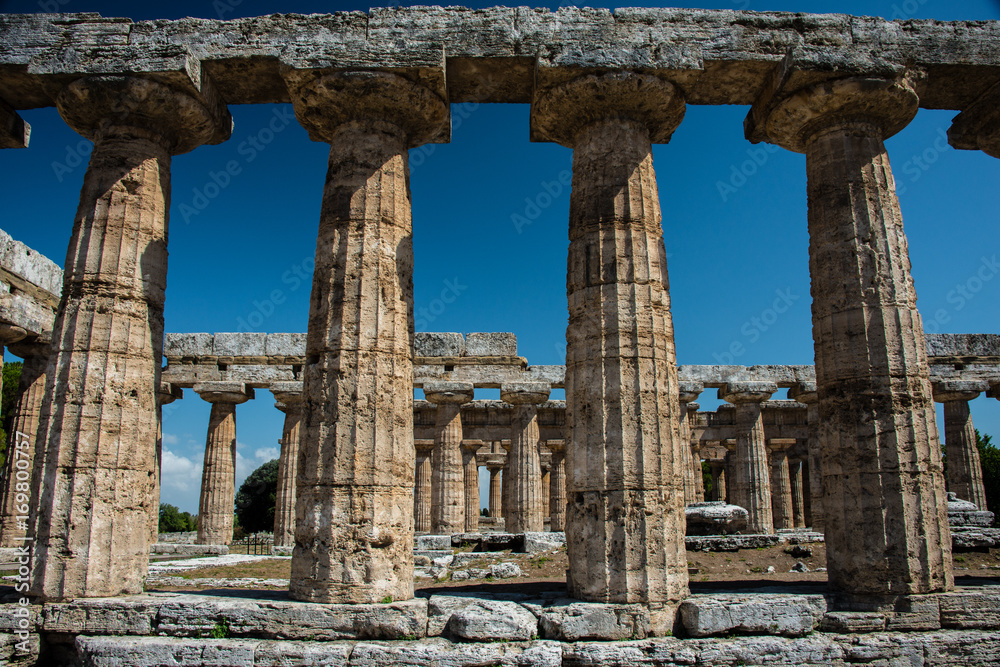 Fototapeta premium Tempel in Paestum archäologische Ausgrabungsstätte, Salerno, Campania, Italien