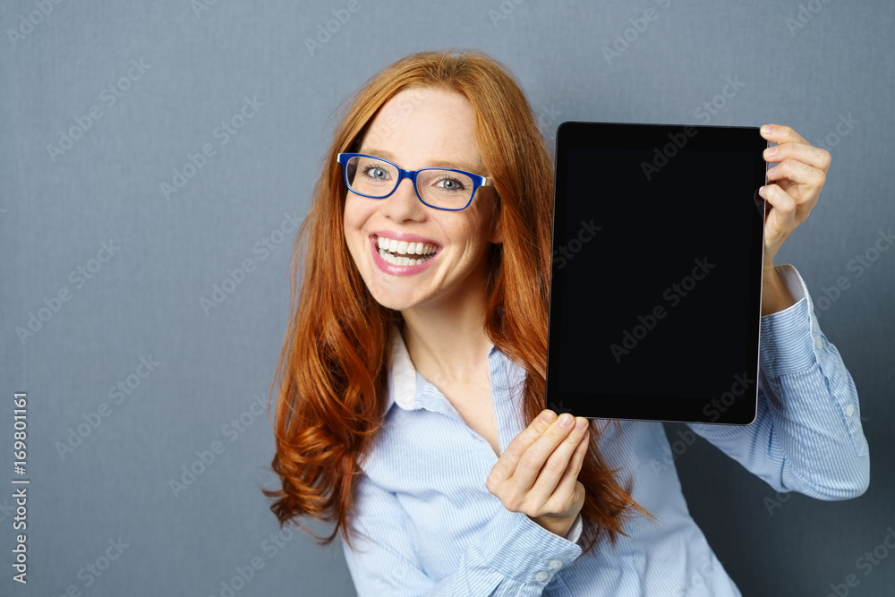 lächelnde frau präsentiert etwas am tablet lächelnde frau präsentiert etwas am tablet