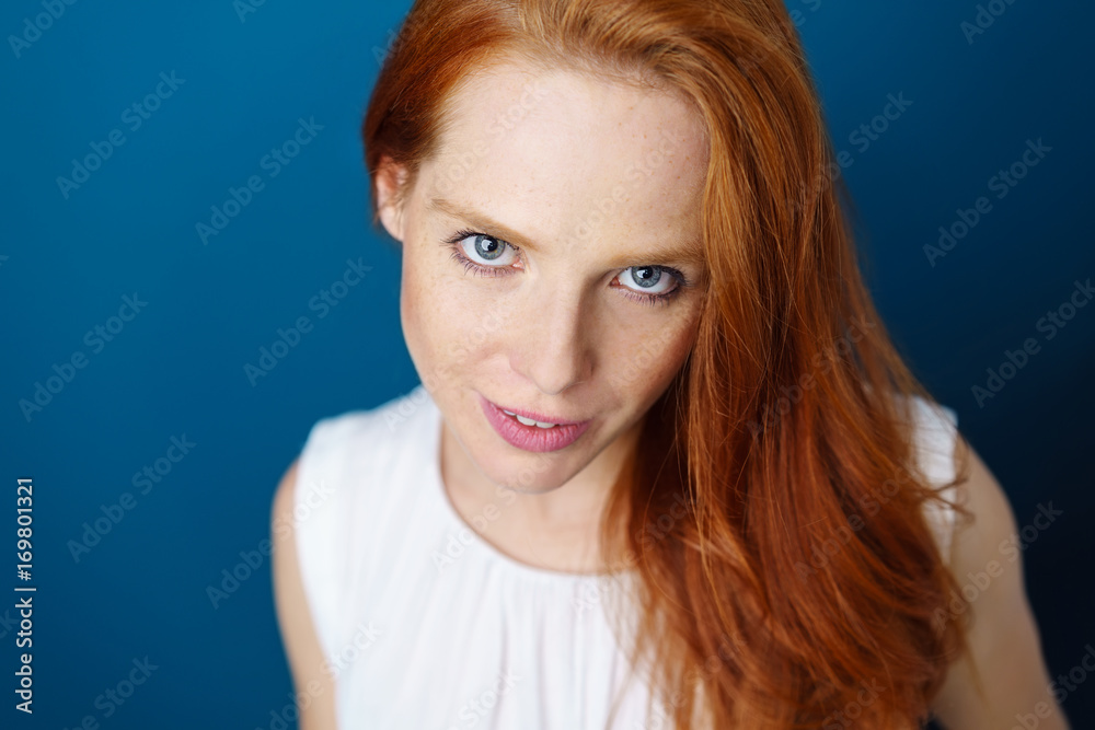 attraktive frau mit blauen augen und langen roten haaren attraktive frau mit blauen augen und langen roten haaren