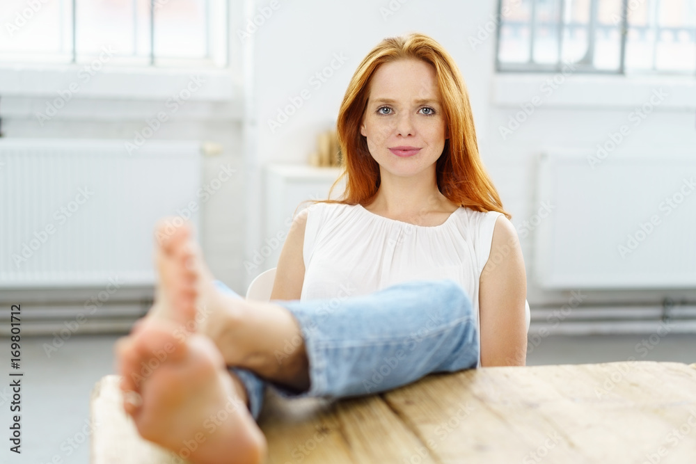 entspannte frau legt die füße auf den tisch Stock Photo | Adobe Stock