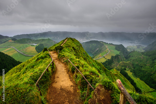 Açores maravilha da natureza. Paisagem deslumbrante com vista panoramica para a Lagoa das Sete Cidades na ilha de São Miguel photo