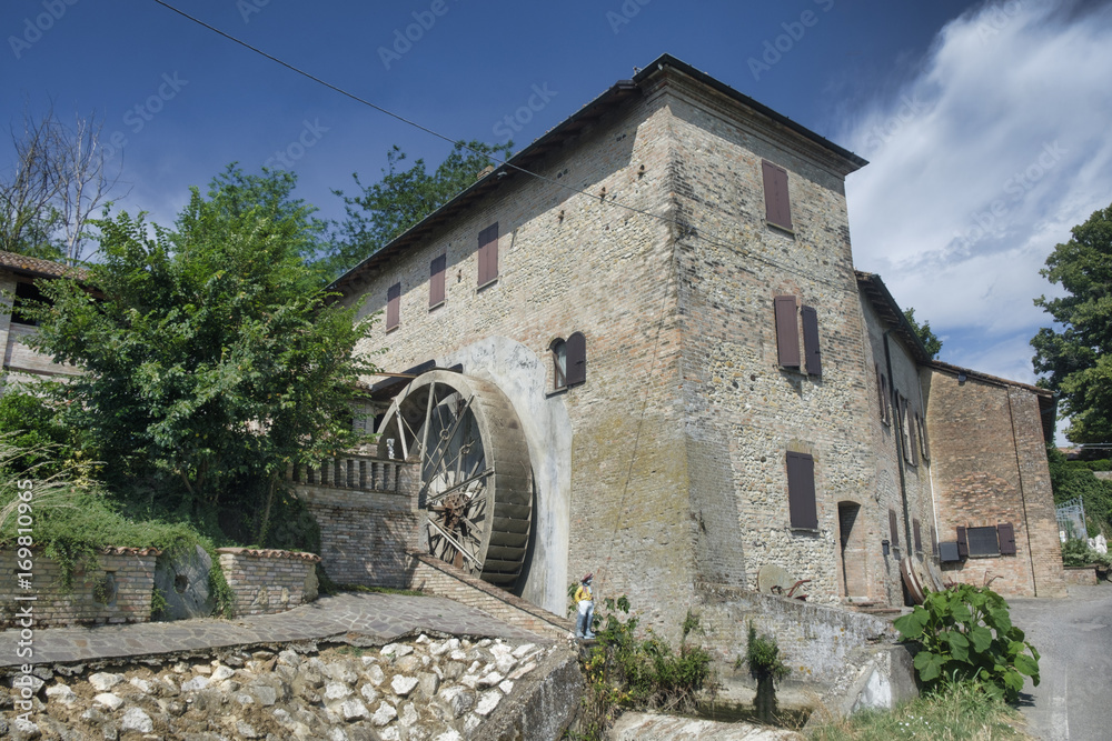 Country house with watermill near Castell'Arquato