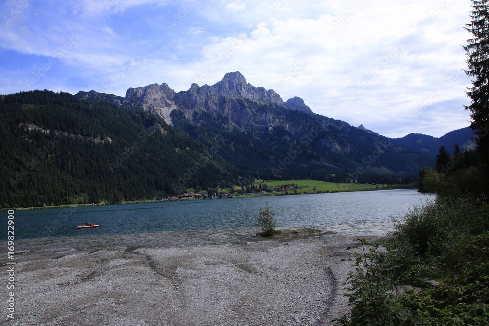 Blick auf den Haldensee mit den Tannheimer Berge im Hintergrund