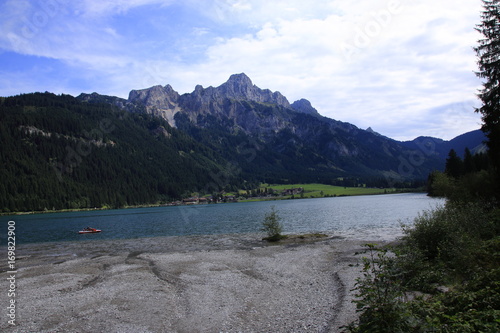 Blick auf den Haldensee mit den Tannheimer Berge im Hintergrund