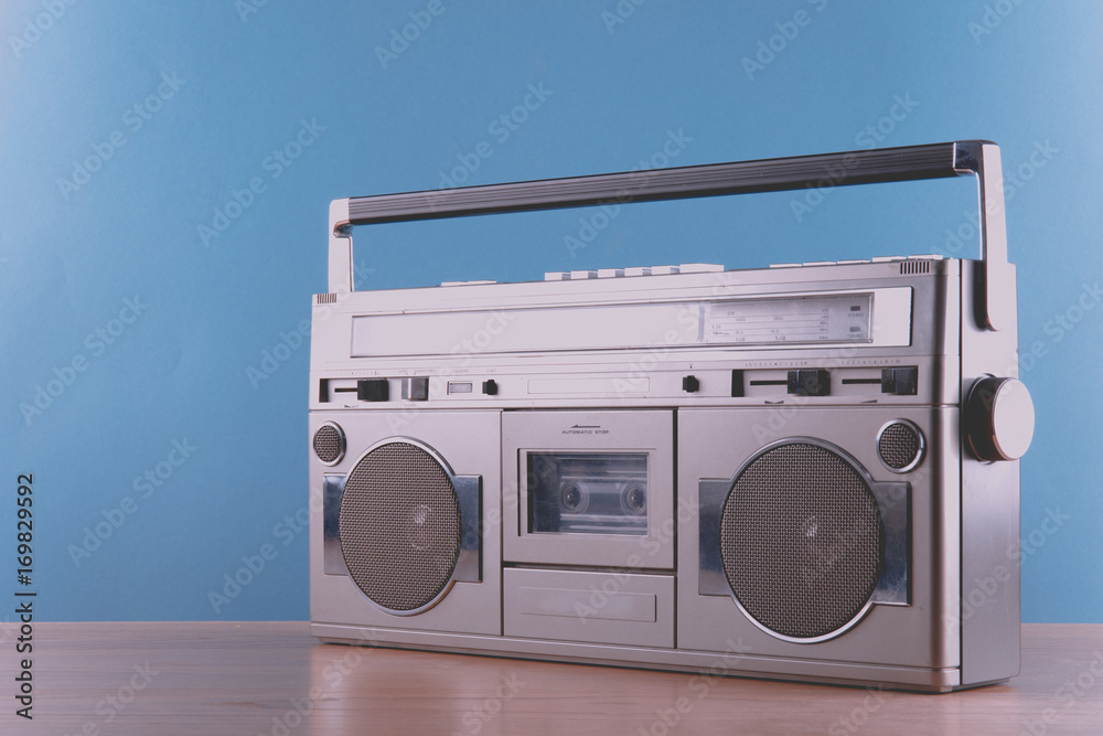 Obraz premium Stary retro blaster magnetofon kasetowy na stole w tle