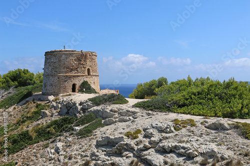Alter Wachturm Torre d´Aubarca auf Mallorca an der Cala Matzoc, an der Steilküste. Platz im Bild für Text und Headlines.
