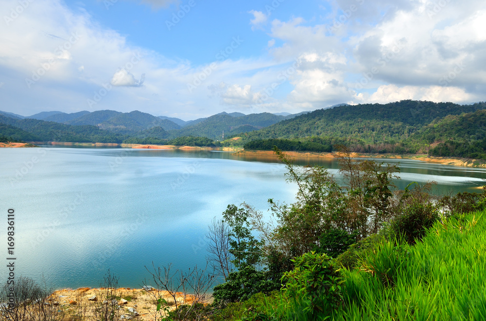 Naklejka premium Scenery of man made lake at Sungai Selangor dam during midday...