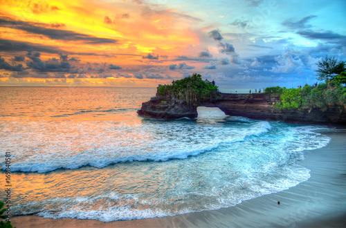Świątynia Tanah Lot na morzu w Indonezji na wyspie Bali ..