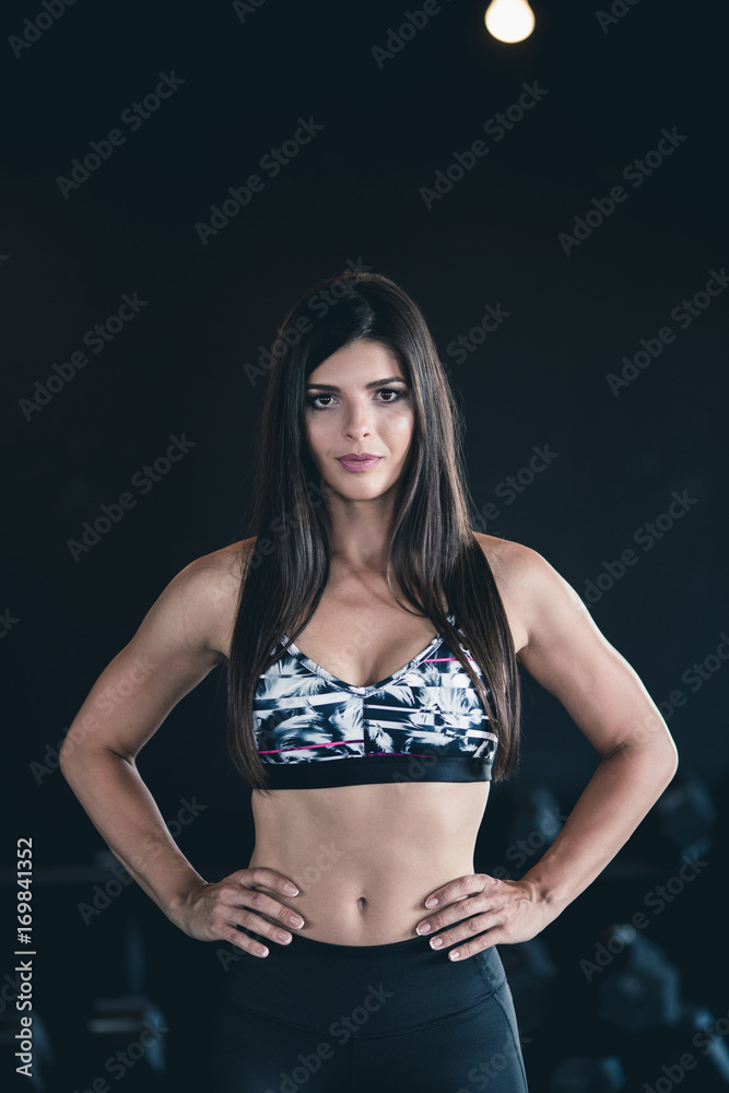 Obraz premium Beautiful athletic woman - fitness workout in gym.