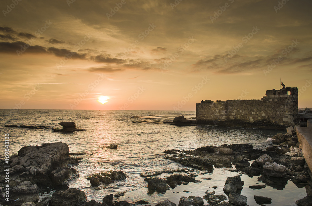 Lindo pôr-do-sol na Fortaleza de Byblos, Líbano,  cidade mais antiga do mundo.