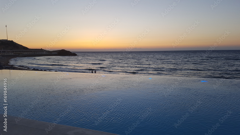 Obraz premium Pool bei Sonnenuntergang