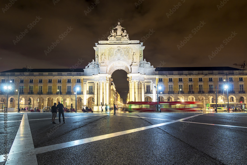 Fototapeta premium Night view of the square Commerce (Praca do Comercio) in Lisbon, Portugal