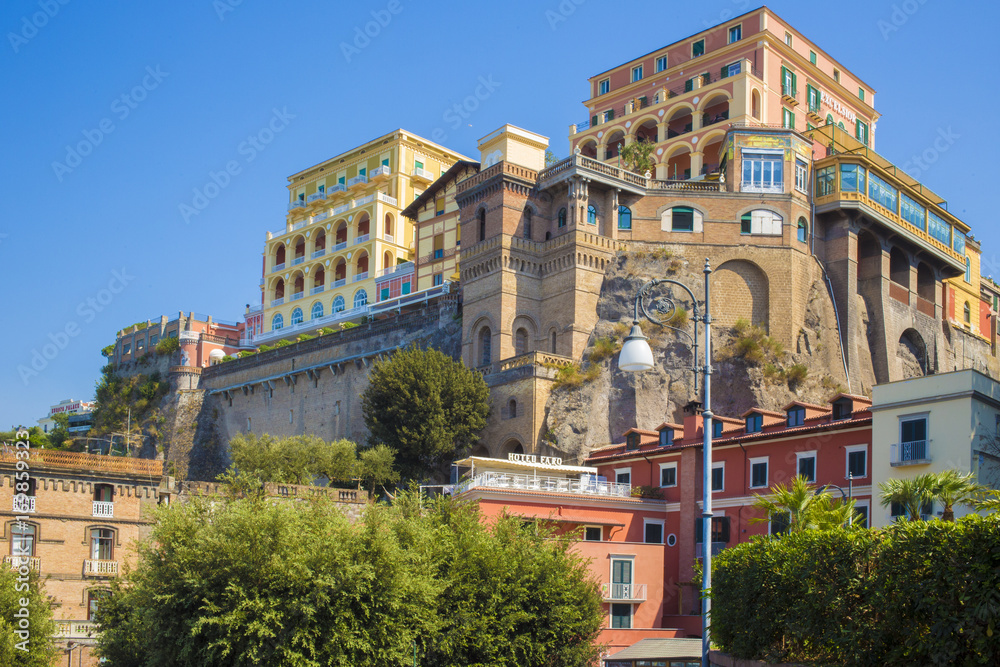 Panorama di palazzi spioventi sul mare a Sorrento. Il palazzo in questione è inoltre un prestigioso e rinomato hotel di lusso con camere e suite viste mare.