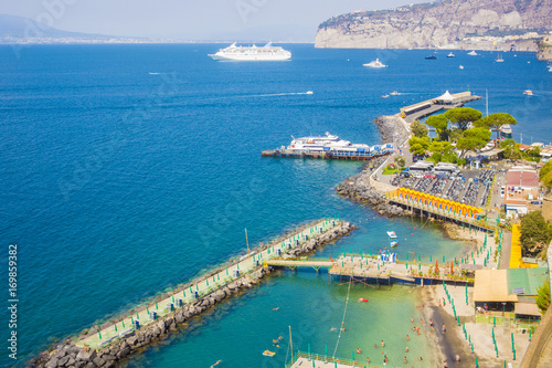 Vista aerea della marina piccola di Sorrento. L' acqua è pulita e limpida nonostante le barche e gli yacht a largo della costa.Le persone si fanno in bagno in acqua per combattere il caldo dell'estate photo