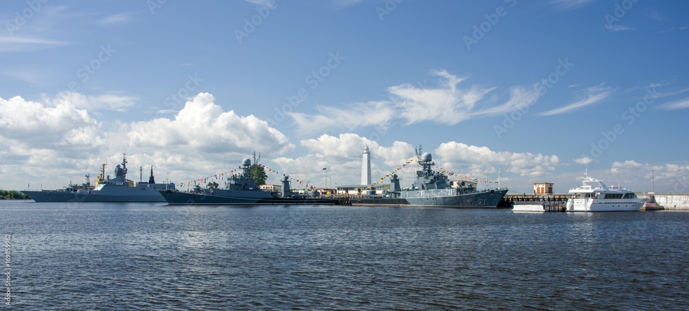 Kronstadt, Ruusia - July 16, 2014. Combat ships on the roadstead. Naval Base in Kronstadt