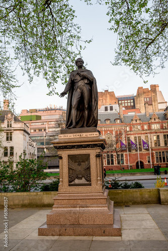Obraz na płótnie Statue of the Earl of Derby in Parliament Square Garden in Westminster w salonie