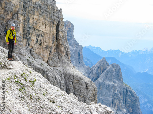 Italien, Trentino-Südtirol, Sextener Dolomiten, Mehrtageswanderung, auf dem Klettersteig Ferrata Cengia Gabriella, Kletterer hoch oben photo